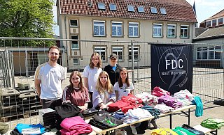 Zum Wegwerfen sind die T-Shirts viel zu schade, fanden Fabian (v.l.), Lena, Milena, Lisa, Evelyn und Milena, auch wenn sie das alte FDC-Logo tragen. Deshalb verschenkten sie die Shirts beim Flohmarkt. Foto: FDC - Sonja Rohlfing Zum Wegwerfen sind die T-Shirts viel zu schade, fanden Fabian (v.l.), Lena, Milena, Lisa, Evelyn und Milena, auch wenn sie das alte FDC-Logo tragen. Deshalb verschenkten sie die Shirts beim Flohmarkt. Foto: FDC - Sonja Rohlfing
