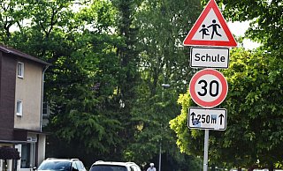 Eines dieser 30er-Schilder an der Carl-Severing-Straße wurde komplett schwarz übersprüht. - Barbara Franke Eines dieser 30er-Schilder an der Carl-Severing-Straße wurde komplett schwarz übersprüht. - Barbara Franke