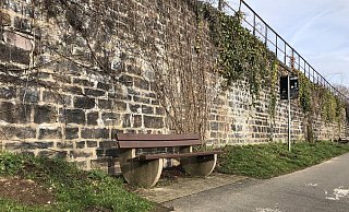 Am Weserufer waren vor der Sanierung rund um die Landesgartenschau mehrere Bänke aufgestellt. Die meisten wurden von Stiftern gespendet. Neun gestiftete Bänke wurden eingelagert. - Nicole Fischer Am Weserufer waren vor der Sanierung rund um die Landesgartenschau mehrere Bänke aufgestellt. Die meisten wurden von Stiftern gespendet. Neun gestiftete Bänke wurden eingelagert. - Nicole Fischer