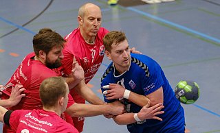 Das Jöllenbecker Oberliga-Team, hier mit Mick Herrmann gegen die vielarmige Abwehr der TSG-Zweitvertretung, überstand die Vorrunde nicht. - Andreas Zobe Das Jöllenbecker Oberliga-Team, hier mit Mick Herrmann gegen die vielarmige Abwehr der TSG-Zweitvertretung, überstand die Vorrunde nicht. - Andreas Zobe
