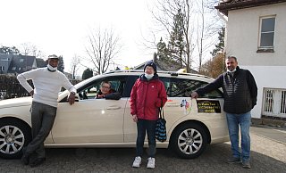 Bülent Atilgan (r.) und Barbara Wolodzko (am Steuer) haben das Unternehmen "Hallo Taxi" gegründet. Zum Team gehören Geschäftsführer Ali Zulfiqar und Fahrerin Brigitte Tiede. An der hinteren Tür des Wagens klebt das Zebra-Logo. - Britta Bohnenkamp-Schmidt Bülent Atilgan (r.) und Barbara Wolodzko (am Steuer) haben das Unternehmen "Hallo Taxi" gegründet. Zum Team gehören Geschäftsführer Ali Zulfiqar und Fahrerin Brigitte Tiede. An der hinteren Tür des Wagens klebt das Zebra-Logo. - Britta Bohnenkamp-Schmidt