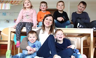 Inmitten von Kindern fühlt sich Jana Kassing sehr wohl. Und wenn die Drei- bis Sechsjährigen Ida (oben von links), Oscar, Mats, Aiden, Frederik (links vorn) und Janosch lachen und Faxen machen, dann kann - und will - auch die neue Leiterin der Kita Lenzinghausen nicht ganz ernst bleiben. - Andreas Sundermeier Inmitten von Kindern fühlt sich Jana Kassing sehr wohl. Und wenn die Drei- bis Sechsjährigen Ida (oben von links), Oscar, Mats, Aiden, Frederik (links vorn) und Janosch lachen und Faxen machen, dann kann - und will - auch die neue Leiterin der Kita Lenzinghausen nicht ganz ernst bleiben. - Andreas Sundermeier