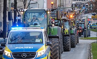 Die Sternfahrt der Landwirte geht durch das Bielefelder Zentrum. - Andreas Zobe Die Sternfahrt der Landwirte geht durch das Bielefelder Zentrum. - Andreas Zobe