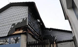 Das Feuer hatte leichtes Spiel, auf die benachbarte Fassadenverkleidung und auf den Dachstuhl überzugehen. - Anja Hanneforth Das Feuer hatte leichtes Spiel, auf die benachbarte Fassadenverkleidung und auf den Dachstuhl überzugehen. - Anja Hanneforth