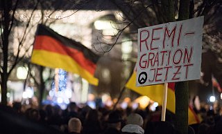 Rechtsextreme Gruppe und auch die AfD fordern eine Remigration – ein Euphemismus für massenhafte Abschiebungen von Geflüchteten und Migranten (Symbolfoto). - picture alliance / Bernd von Jutrczenka/dpa Rechtsextreme Gruppe und auch die AfD fordern eine Remigration – ein Euphemismus für massenhafte Abschiebungen von Geflüchteten und Migranten (Symbolfoto). - picture alliance / Bernd von Jutrczenka/dpa