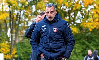 Bricht seine Zelte beim VfL Holsen ab: Der bisherige Trainer Thomas Stratos. - Joel Beinke Bricht seine Zelte beim VfL Holsen ab: Der bisherige Trainer Thomas Stratos. - Joel Beinke
