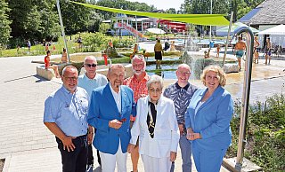 Über die Fertigstellung des Kinderspaßbereichs freuen sich Michael Streich (hinten v. l.), Heinrich Vieker und Klaus Hagemeier sowie Horst Radtke (vorne v. l.), Paul Gauselmann, Karin Gauselmann und Anja Kittel. - Gauselmann Gruppe Über die Fertigstellung des Kinderspaßbereichs freuen sich Michael Streich (hinten v. l.), Heinrich Vieker und Klaus Hagemeier sowie Horst Radtke (vorne v. l.), Paul Gauselmann, Karin Gauselmann und Anja Kittel. - Gauselmann Gruppe