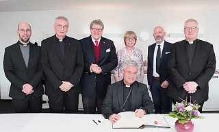 Den Eintrag von Udo Markus Bentz ins Goldene Buch der Stadt Gütersloh begleiteten Pfarrer Torsten Roland (v.l.), Thomas Dornseifer, Reinhard Zinkann, Ingrid Hollenhorst, Henning Matthes und Michael Bredeck. - Stadt Gütersloh Den Eintrag von Udo Markus Bentz ins Goldene Buch der Stadt Gütersloh begleiteten Pfarrer Torsten Roland (v.l.), Thomas Dornseifer, Reinhard Zinkann, Ingrid Hollenhorst, Henning Matthes und Michael Bredeck. - Stadt Gütersloh