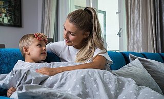 Auf Nummer sicher gehen und ein Atest holen: Eine Ärztin und eine Schulleiterin werden das Gefühl nicht los, dass Eltern manchmal einen Attest für ihre Kinder zu holen, um kein Risiko einzugehen -auch wenn ein mediznischer Rat nicht unbedingt nötig ist. - Dpa Auf Nummer sicher gehen und ein Atest holen: Eine Ärztin und eine Schulleiterin werden das Gefühl nicht los, dass Eltern manchmal einen Attest für ihre Kinder zu holen, um kein Risiko einzugehen -auch wenn ein mediznischer Rat nicht unbedingt nötig ist. - Dpa