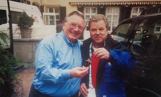 Auf Schalke: Der bekennende S04-Fan traf sich im März 1997 mit dem inzwischen verstorbenen Schalke-Betreuer Charly Neumann, dem er vor dem UEFA-Cup-Spiel gegen Valencia einen kleinen Schornsteinfeger als Glücksbringer überreichte. - Dirk Kröger Auf Schalke: Der bekennende S04-Fan traf sich im März 1997 mit dem inzwischen verstorbenen Schalke-Betreuer Charly Neumann, dem er vor dem UEFA-Cup-Spiel gegen Valencia einen kleinen Schornsteinfeger als Glücksbringer überreichte. - Dirk Kröger