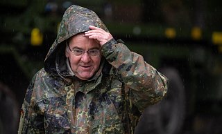 Verteidigungsminister Boris Pistorius (SPD) beim Besuch der Bundeswehr-Gebirgsjäger im bayerischen Bad Reichenhall. - Peter Kneffel Verteidigungsminister Boris Pistorius (SPD) beim Besuch der Bundeswehr-Gebirgsjäger im bayerischen Bad Reichenhall. - Peter Kneffel