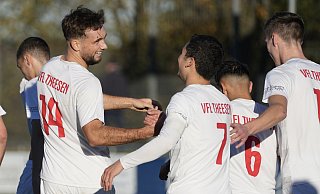 Iven Sielemann (v.l.), Alessio Giorgio, Kalo Önen und Kai-Niklas Janz feiern den Theesener 4:1-Erfolg. - Peter Unger Iven Sielemann (v.l.), Alessio Giorgio, Kalo Önen und Kai-Niklas Janz feiern den Theesener 4:1-Erfolg. - Peter Unger