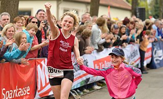 Beim 41. Hermannslauf wurde Heike Mohn, hier begleitet von ihrer Tochter Pia, Dritte. Foto: Christian Weische - Christian Weische 2012 Beim 41. Hermannslauf wurde Heike Mohn, hier begleitet von ihrer Tochter Pia, Dritte. Foto: Christian Weische - Christian Weische 2012
