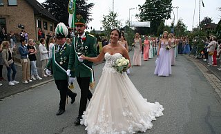 Das Schützenkönigspaar David Lues und Lilly Lammes mit dem Hofstaat beim Umzug durch die Bürener Ortschaft Steinhausen. - Johannes Büttner Das Schützenkönigspaar David Lues und Lilly Lammes mit dem Hofstaat beim Umzug durch die Bürener Ortschaft Steinhausen. - Johannes Büttner