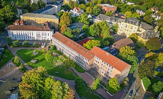 Für die dringend notwendige räumliche Erweiterung Gymnasium am Waldhof (rechts) ist das einstige Haus des Handwerks, bis 2019 als Disco genutzt (links), eine Option. - Mike-Dennis Mller / www.mdm.photo Für die dringend notwendige räumliche Erweiterung Gymnasium am Waldhof (rechts) ist das einstige Haus des Handwerks, bis 2019 als Disco genutzt (links), eine Option. - Mike-Dennis Mller / www.mdm.photo