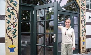 Kaja Krone - hier am Eingang zur großen Deele - und ihr Partner Lars Wiese konnten das Hagenhof-Café in diesem Jahr noch nicht öffnen. - Mareike Patock Kaja Krone - hier am Eingang zur großen Deele - und ihr Partner Lars Wiese konnten das Hagenhof-Café in diesem Jahr noch nicht öffnen. - Mareike Patock
