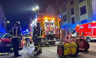 Die Feuerwehr im Einsatz auf der Jöllenbecker Straße in der Samstagnacht. - Paul Brinkmann Die Feuerwehr im Einsatz auf der Jöllenbecker Straße in der Samstagnacht. - Paul Brinkmann