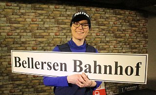 Regisseurin Silke Markus präsentiert das neue Theaterstück, für das Bellersen einen Bahnhof bekommt. - Burkhard Battran Regisseurin Silke Markus präsentiert das neue Theaterstück, für das Bellersen einen Bahnhof bekommt. - Burkhard Battran
