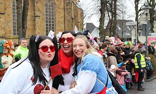 Ausgelassene Stimmung und bunte Kostüme beim Karnevalsumzug 2024 in Harsewinkel. - Burkhard Hoeltzenbein/Joe Cubick Ausgelassene Stimmung und bunte Kostüme beim Karnevalsumzug 2024 in Harsewinkel. - Burkhard Hoeltzenbein/Joe Cubick