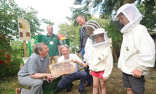 Gastgeber Friedrich Schepsmeier (l.) begrüßte zum "Konvent am Bienenstand" in Wehe neben Nachwuchs-Imkern auch die SPD-Bundespolitiker Achim Post und Matthias Miersch. - Joern Spreen-Ledebur Gastgeber Friedrich Schepsmeier (l.) begrüßte zum "Konvent am Bienenstand" in Wehe neben Nachwuchs-Imkern auch die SPD-Bundespolitiker Achim Post und Matthias Miersch. - Joern Spreen-Ledebur