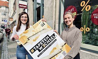 Das Pop-up-Store-Projekt namens "Tapetenwechsel" mit den beiden Protagonistinnen Desirée Lukowski (l.) und Julia Neuhaus vom Cityteam der Wege in der Goldstraße. - Stefan Becker Das Pop-up-Store-Projekt namens "Tapetenwechsel" mit den beiden Protagonistinnen Desirée Lukowski (l.) und Julia Neuhaus vom Cityteam der Wege in der Goldstraße. - Stefan Becker