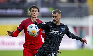 Sebastian Klaas, hier im Duell mit Berlins Fabian Reese (l.). fällt verletzt aus. - David Inderlied Sebastian Klaas, hier im Duell mit Berlins Fabian Reese (l.). fällt verletzt aus. - David Inderlied