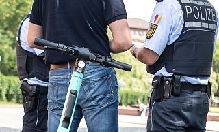 Die Polizei konnte den E-Scooter-Fahrer - wie auf diesem Symbolfoto - zur Rede stellen. Seine Erklärung erstaunte sie sehr. - Symbolfoto: picture alliance / dpa Die Polizei konnte den E-Scooter-Fahrer - wie auf diesem Symbolfoto - zur Rede stellen. Seine Erklärung erstaunte sie sehr. - Symbolfoto: picture alliance / dpa