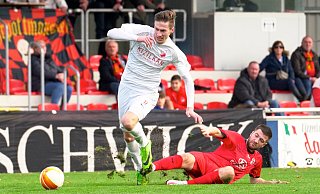 Kai-Niklas Janz, der hier seinen Erkenschwicker Gegenspieler links liegen lässt, war in der Hinrunde Theesens zweitbester Torschütze. - Peter Unger Kai-Niklas Janz, der hier seinen Erkenschwicker Gegenspieler links liegen lässt, war in der Hinrunde Theesens zweitbester Torschütze. - Peter Unger