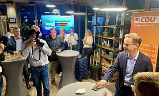 Carsten Linnemann (r.) ist bei seiner Ankunft im Paderborner Brauhaus bedient. Er bezeichnet das CDU-Resultat im Bund als „Schlag in die Magengrube". - Jens Reddeker Carsten Linnemann (r.) ist bei seiner Ankunft im Paderborner Brauhaus bedient. Er bezeichnet das CDU-Resultat im Bund als „Schlag in die Magengrube". - Jens Reddeker