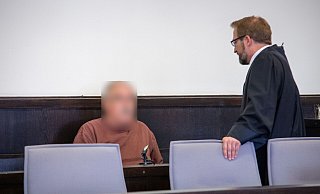 Der 69-jährige Paderborner, hier mit seinem Anwalt Maximilian Steinert, hatte seine Ehefrau in einem Reihenhaus im Stadtteil Schloß Neuhaus getötet. - (Archivbild) Niklas Tüns Der 69-jährige Paderborner, hier mit seinem Anwalt Maximilian Steinert, hatte seine Ehefrau in einem Reihenhaus im Stadtteil Schloß Neuhaus getötet. - (Archivbild) Niklas Tüns