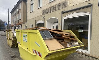 Alles muss raus: Zumindest das historische Mobiliar blieb erhalten, der Rest der Apotheke landete in zwei Mulden. - Eike J. Horstmann Alles muss raus: Zumindest das historische Mobiliar blieb erhalten, der Rest der Apotheke landete in zwei Mulden. - Eike J. Horstmann
