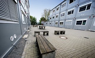 Trist: der Schulhof der Container-Schule in Gütersloh. Die provisorische Schule besteht wie das Original aus rund 50 Räumen. - Andreas Frücht Trist: der Schulhof der Container-Schule in Gütersloh. Die provisorische Schule besteht wie das Original aus rund 50 Räumen. - Andreas Frücht