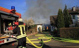 Zu einem Großeinsatz in Eichholz rückte die Steinheimer Feuerwehr im April aus: Eine Garagenanlage brannte. Fotos (2): Madita Schellenberg - Madita Schellenberg Zu einem Großeinsatz in Eichholz rückte die Steinheimer Feuerwehr im April aus: Eine Garagenanlage brannte. Fotos (2): Madita Schellenberg - Madita Schellenberg