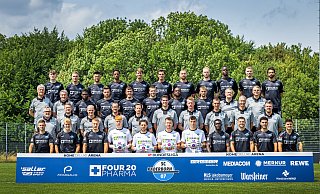 Der neue Kader des SC Paderborn für die Zweitliga-Saison 2023/24. Es fehlen Raphael Obermair, Jesse Tugbenyo, Justus Henke und Video-Analyst Eduard Schmidt, die verhindert waren. Zudem taucht Robin Bormuth nicht auf dem Foto auf, weil er den SCP in Kürze verlassen wird. - Sarah Jonek Der neue Kader des SC Paderborn für die Zweitliga-Saison 2023/24. Es fehlen Raphael Obermair, Jesse Tugbenyo, Justus Henke und Video-Analyst Eduard Schmidt, die verhindert waren. Zudem taucht Robin Bormuth nicht auf dem Foto auf, weil er den SCP in Kürze verlassen wird. - Sarah Jonek