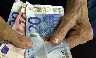 Zum 1. Juli erhalten Rentnerinnen und Renter in Deutschland mehr Geld. Die Erhöhung wird allerdings von der Inflation aufgefressen. - Siewert Falko Zum 1. Juli erhalten Rentnerinnen und Renter in Deutschland mehr Geld. Die Erhöhung wird allerdings von der Inflation aufgefressen. - Siewert Falko