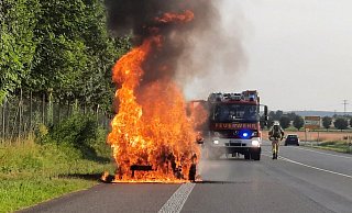 Das Auto steht in Vollbrand, als die Feuerwehr eintrifft. - David Schellenberg Das Auto steht in Vollbrand, als die Feuerwehr eintrifft. - David Schellenberg