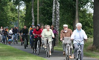 Auf vielen Nebenstraßen lässt es sich in Stemwede gut auch in der Gruppe Fahrradfahren, wie hier bei einem zurückliegenden Volksradfahren. Es gibt aber genauso Streckenabschnitte, wo Fahrradrouten entlang von Hauptstraßen ohne Radweg führen. - Sonja Rohlfing Auf vielen Nebenstraßen lässt es sich in Stemwede gut auch in der Gruppe Fahrradfahren, wie hier bei einem zurückliegenden Volksradfahren. Es gibt aber genauso Streckenabschnitte, wo Fahrradrouten entlang von Hauptstraßen ohne Radweg führen. - Sonja Rohlfing