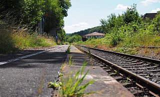 Der Haltepunkt in Wehrden ist die einzige Möglichkeit, mit der Bahn nach Beverungen zu gelangen. Der Bahnhof braucht dringend eine Schönheitskur. - Nicole Fischer Der Haltepunkt in Wehrden ist die einzige Möglichkeit, mit der Bahn nach Beverungen zu gelangen. Der Bahnhof braucht dringend eine Schönheitskur. - Nicole Fischer