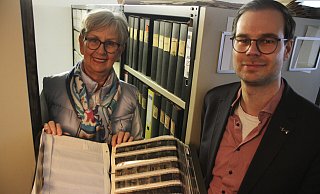 Der Blick ins Archiv: Rund 20.000 Negative beinhalten die Ordner mit den Aufnahmen des Altstädter Fotografen Erich Kesting. Mechtild Cramme und Alexander Schwerdtfeger-Klaus greifen jetzt zum letzten Ordner. - Dieter Scholz Der Blick ins Archiv: Rund 20.000 Negative beinhalten die Ordner mit den Aufnahmen des Altstädter Fotografen Erich Kesting. Mechtild Cramme und Alexander Schwerdtfeger-Klaus greifen jetzt zum letzten Ordner. - Dieter Scholz