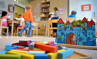 Die städtische Kindertageseinrichtung muss dringend ausgebaut werden. Dafür muss das Feuerwehrhaus weichen. - Dpa (Symbolfoto) Die städtische Kindertageseinrichtung muss dringend ausgebaut werden. Dafür muss das Feuerwehrhaus weichen. - Dpa (Symbolfoto)