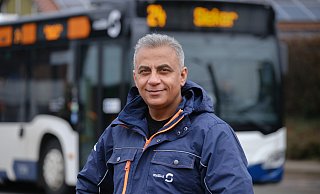 Busfahrer: Das sei als kleiner Junge sein Traumberuf gewesen, sagt Javid Sarvari (47). - Andreas Zobe Busfahrer: Das sei als kleiner Junge sein Traumberuf gewesen, sagt Javid Sarvari (47). - Andreas Zobe