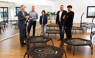 Wo sonst geschwitzt wird, treffen sich zum entspannten Gespräch (v. l.) Bürgermeister Michael Berens, Hotel-Leiter Nico Streblau, Trainerin Aylin Schmidt, Wirtschaftsförderer Thomas Westhof und Profi-Tänzer Erich Klann. - Gemeinde Hövelhof Wo sonst geschwitzt wird, treffen sich zum entspannten Gespräch (v. l.) Bürgermeister Michael Berens, Hotel-Leiter Nico Streblau, Trainerin Aylin Schmidt, Wirtschaftsförderer Thomas Westhof und Profi-Tänzer Erich Klann. - Gemeinde Hövelhof