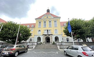 Im Großen Sitzungssaal des Rathauses hat der Kämmerer den Haushalt für 2024 eingebracht. Der späte Zeitpunkt gereicht der Stadt nun zum Vorteil. Denn so kann sie einen Buchungstrick anwenden und die Haushaltssicherung vermeiden. - Natalie Gottwald Im Großen Sitzungssaal des Rathauses hat der Kämmerer den Haushalt für 2024 eingebracht. Der späte Zeitpunkt gereicht der Stadt nun zum Vorteil. Denn so kann sie einen Buchungstrick anwenden und die Haushaltssicherung vermeiden. - Natalie Gottwald