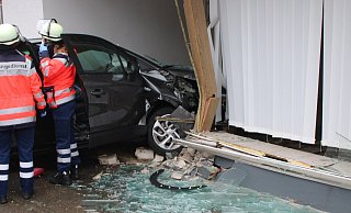 Auto und Hausfassade nahmen starken Schaden. - Polizei Minden-Lübbecke Auto und Hausfassade nahmen starken Schaden. - Polizei Minden-Lübbecke