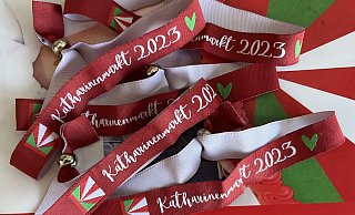 Die Bändchen zum Katharinenmarkt sind im Delbrücker Rathaus erhältlich – und beim Stand der Stadt auf der Wirtschaftsschau. - Stadt Delbrück Die Bändchen zum Katharinenmarkt sind im Delbrücker Rathaus erhältlich – und beim Stand der Stadt auf der Wirtschaftsschau. - Stadt Delbrück
