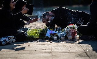 Angehörige des Getöteten trauern am Tatort um den 26-Jährigen. Er wurde durch einen Messerstich auf dem Sportplatz der Plaßschule getötet. - Lino Mirgeler / dpa Angehörige des Getöteten trauern am Tatort um den 26-Jährigen. Er wurde durch einen Messerstich auf dem Sportplatz der Plaßschule getötet. - Lino Mirgeler / dpa