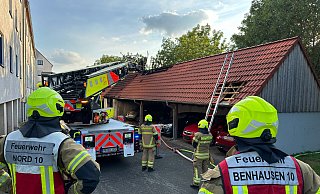 Rund 30 Feuerwehrleute löschten den Dachstuhlbrand in einer Fahrzeugremise auf dem Kaukenberg. - Ralph Meyer Rund 30 Feuerwehrleute löschten den Dachstuhlbrand in einer Fahrzeugremise auf dem Kaukenberg. - Ralph Meyer