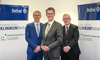 Das neue Führungsteam des EvKB: Matthias Ernst, Geschäftsführer (v.l.), Thorsten Kaatze, Vorsitzender Geschäftsführer, und Rainer Norden, Aufsichtsratsvorsitzender. - Andreas Zobe Das neue Führungsteam des EvKB: Matthias Ernst, Geschäftsführer (v.l.), Thorsten Kaatze, Vorsitzender Geschäftsführer, und Rainer Norden, Aufsichtsratsvorsitzender. - Andreas Zobe