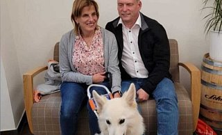 Simone und Manfred Strahl mit ihrem Blindenführhund. - privat Simone und Manfred Strahl mit ihrem Blindenführhund. - privat