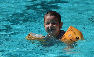 Bei der Hitze tut das Schwimmen im Freibad gut. Das ist ganz offensichtlich auch bei der kleinen Arya aus Herford so, die dabei aber stets von ihrem Vater aufmerksam beobachtet wird. - Claus Frickemeier Bei der Hitze tut das Schwimmen im Freibad gut. Das ist ganz offensichtlich auch bei der kleinen Arya aus Herford so, die dabei aber stets von ihrem Vater aufmerksam beobachtet wird. - Claus Frickemeier